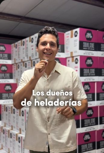 Dueño frente a las cajas de conos