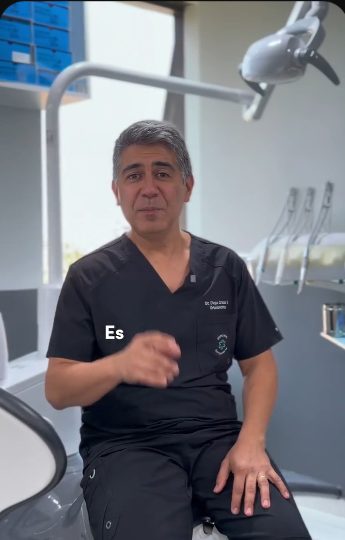 Dentista de Dedicare en su consulta