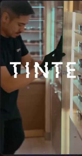 Óptico ordenando lentes en Tinte